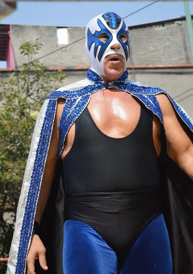 Atlantis in his blue and white mask at a CMLL event in Mexico City
